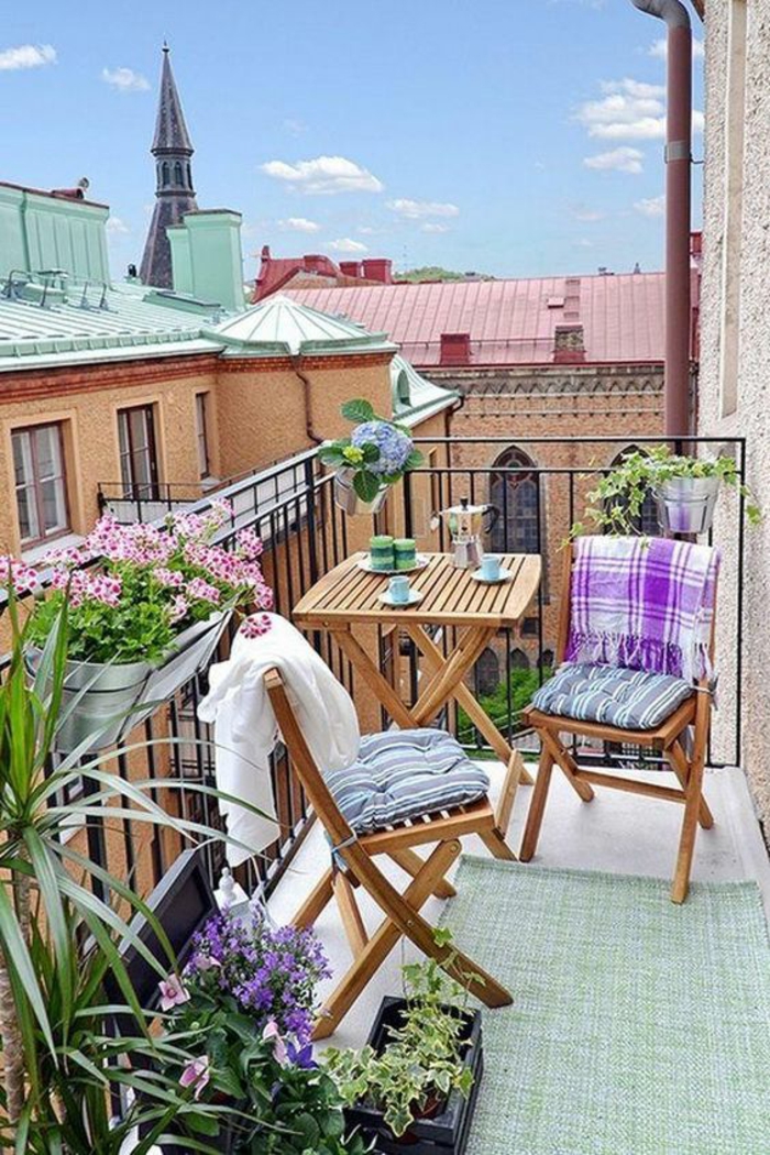 idee deco terrasse,decoration jardin terrasse, deux chaises avec table carrée pliables en bois clair, meubles IKEA, tapis rectangulaire réséda, pots avec des plantes et des fleurs 