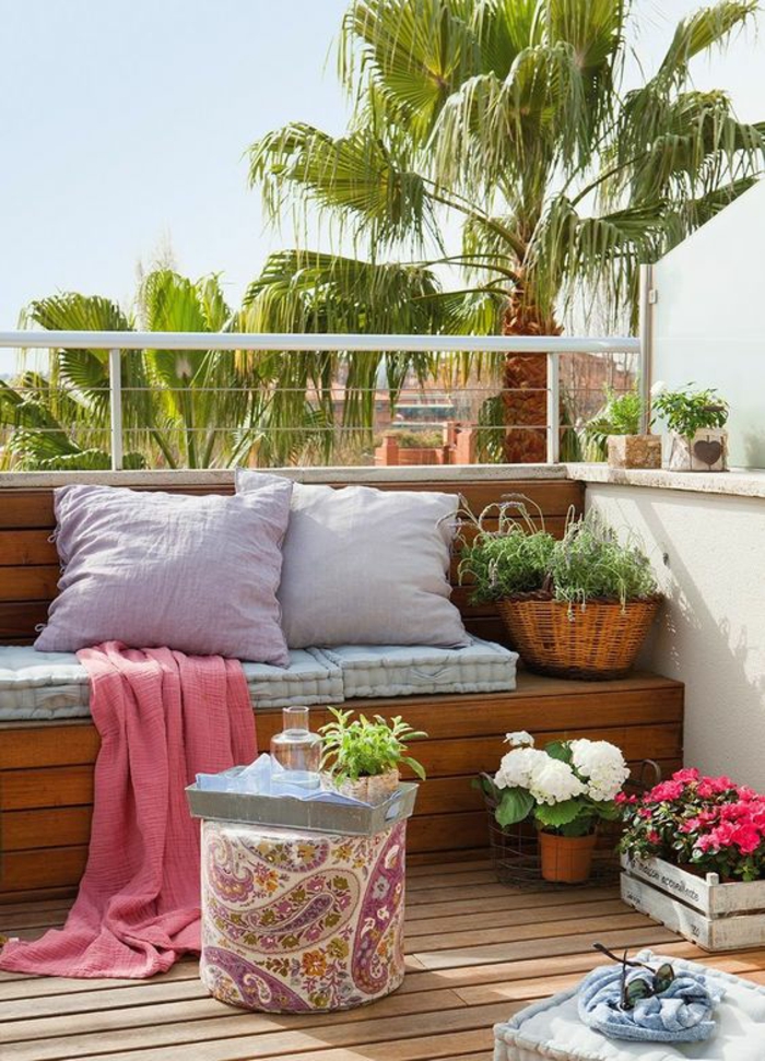 idee amenagement terrasse, canapé en bois de palettes poli et peint, déco jardin récup, amenagement petite terrasse, gros coussins en lila et blanc, sol revêtu de bois clair