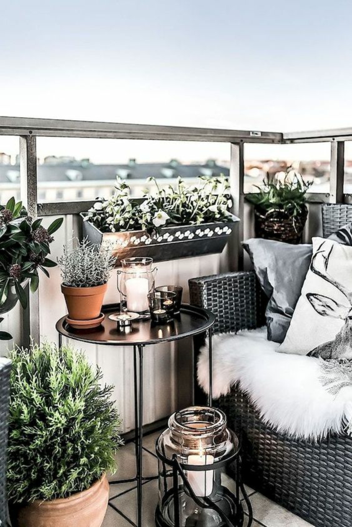 balcon fleuri,decoration jardin terrasse, style élégant, meubles en rotin noir PVC, garde-corps en verre et métal couleur argent, lanterne en verre et en métal noir 