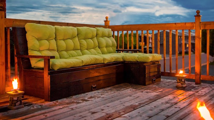 deco terrasse originale avec banquette en palette avec coussin vert pistache, luminaires originales flamme