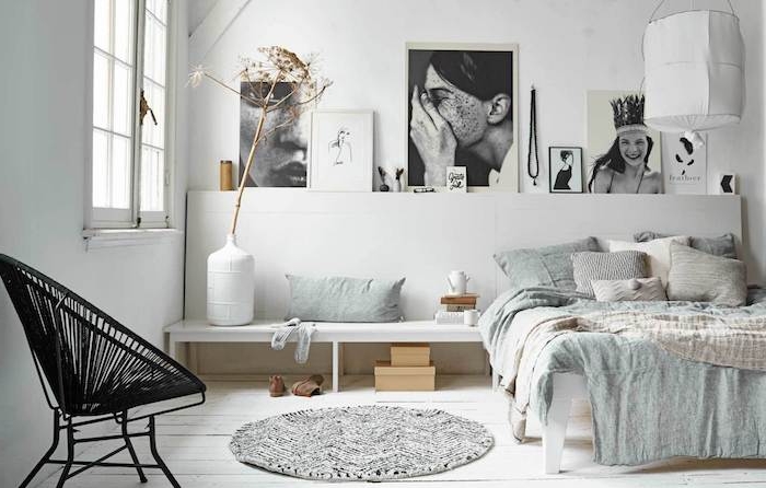 deco chambre nordique avec tete de lit scandinave de photos noir et blanc, banc blanc, linge de lit gris, beige et blanc, accessoires deco scandinave, chaise nordique noire