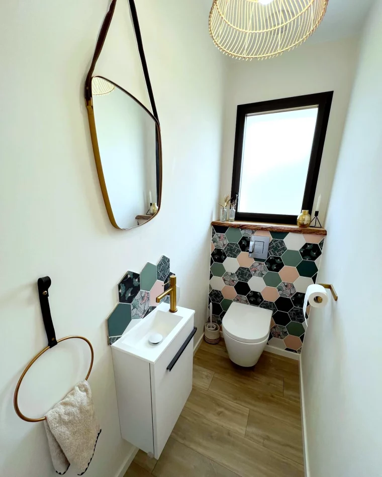 toilettes decores avec du carllage colore miroir et petit lavabo