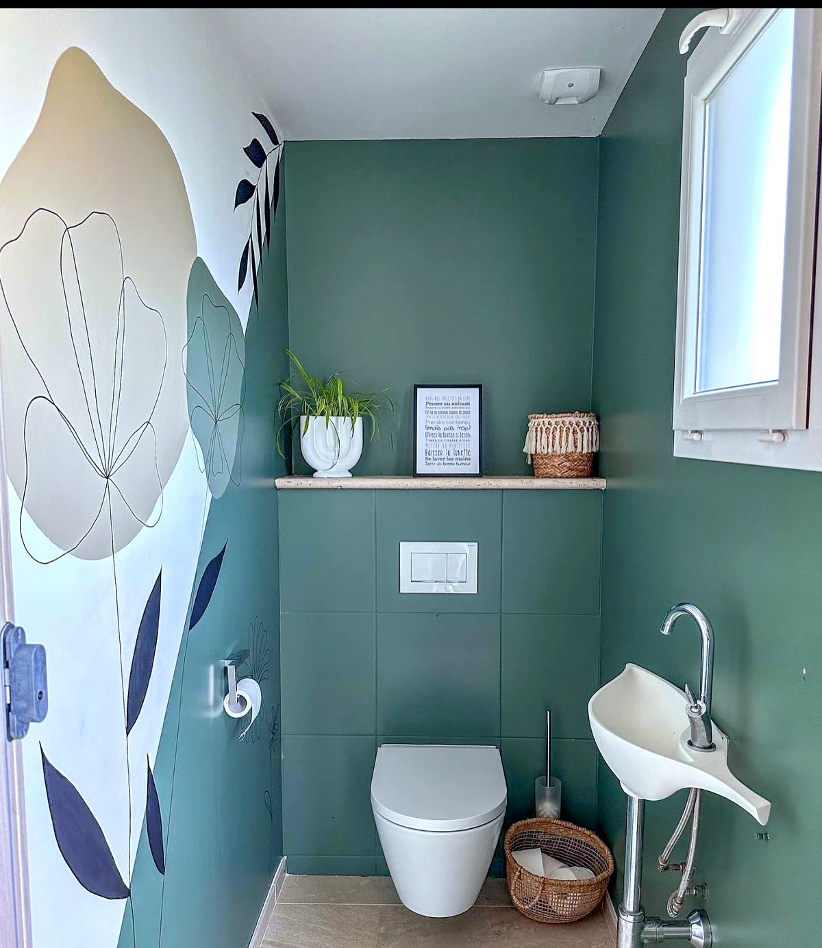 toilettes peintes en deux couleurs vert beige avec fresque idees originales wc