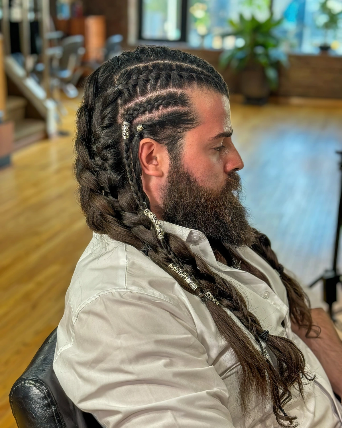 tresses nattes collees coiffure homme avec barbe cheveux longs