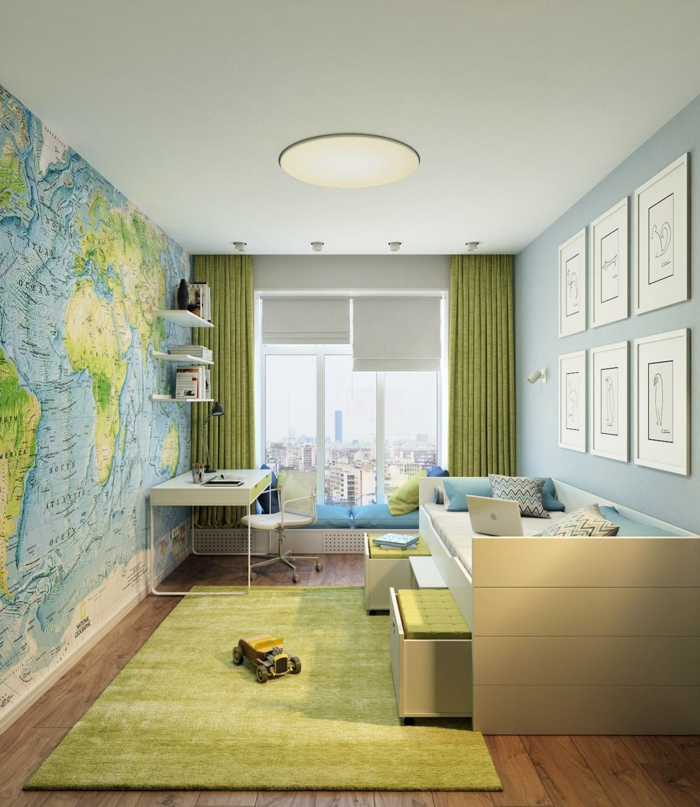chambre ado peinte en bleu pastel, avec un mur décoré avec six tableaux aux cadres blancs, un mur avec la carte du monde, plafond blanc, grand tapis rectangulaire en réséda, un pan de mur, décoration murale chambre 