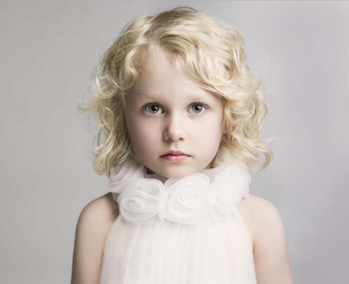 La coupe de cheveux petite fille 3 ans cheveux petite fille coiffure simple coupe epaules cheveux blonds 