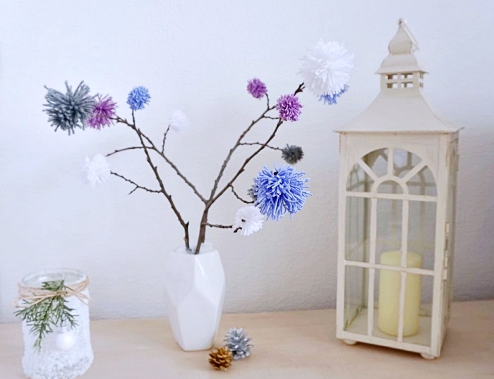 deco a faire soi meme avec laine, objets décoratifs pour le salon avec bocal de noel et vase origami avec arbre en pompons