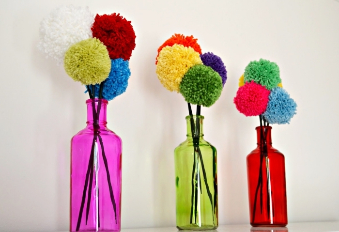 objets décoratifs de couleurs vibrantes pour transformer la déco, modèles de vases en verre colorée avec bouquets de pompons