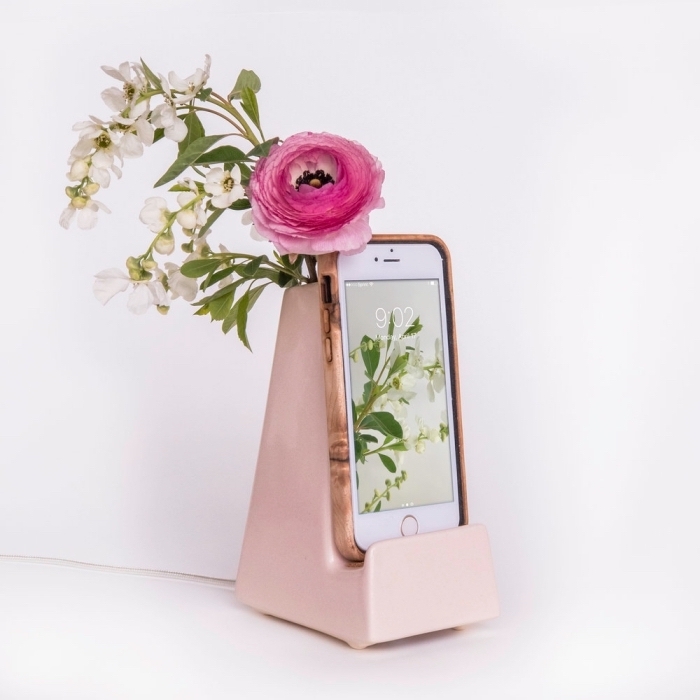 trouver un cadeau fête des mères original en ligne, modèle de vase en rose pastel avec support pour portable