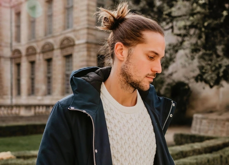 veste bleu fonce pull blanc jeans coiffure messy chignon haut semi