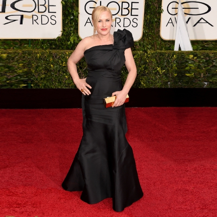 vetement-femme-grande-taille-Patricia-Arquette-robe-longue-noire-robe-sirène-manches-asymétriques-style-pour-le-tapis-rouge robe sirène longue au sol, épaules asymétriques, Patricia Arquette au tapis rouge