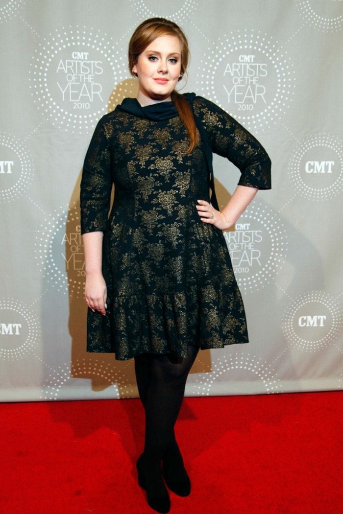 Adele en robe évasée avec des manches, robe col montant, tenue femme élégante