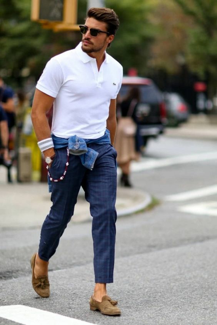 style vestimentaire homme, pantalon en bleu marine, mocassins beiges en velours, T-shirt blanc Lacoste, marque vetement homme tendance 