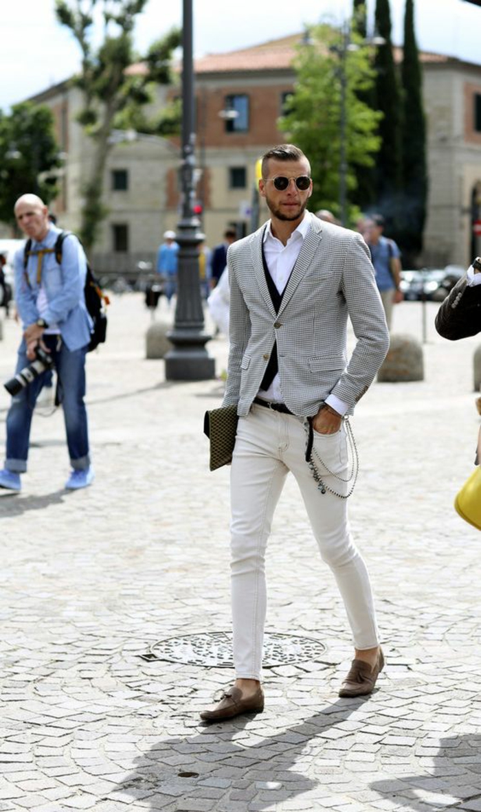 vetement pour homme, vêtement homme classe, pantalon blanc, veste gris clair, mocassins en marron, pochette marron foncé, look de bureau