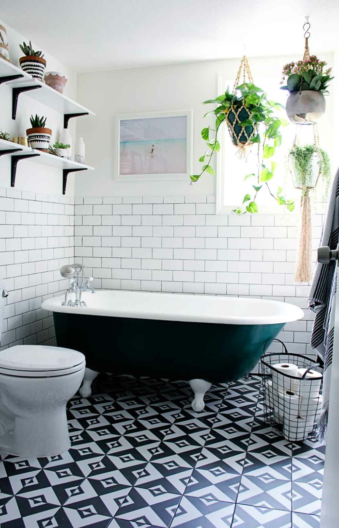 salle de bain en style bohème, carrelage sol en bleu marine et blanc aux motifs losanges, plante pour salle de bain, salle de bain verte 