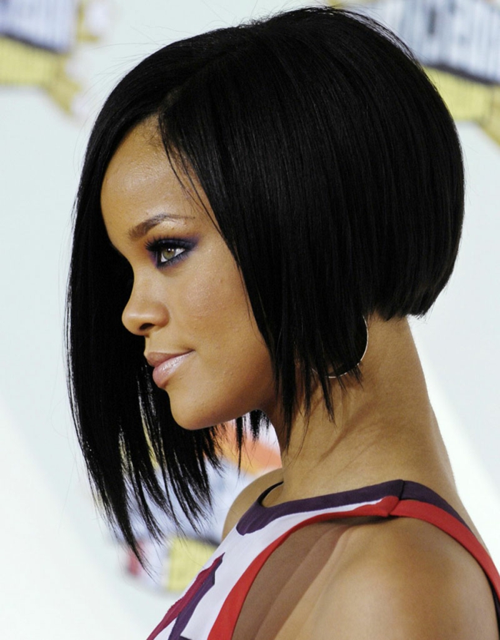 Rihanna avec un carré plongeant asymétrique, cheveux lisses, coiffure femme sexy