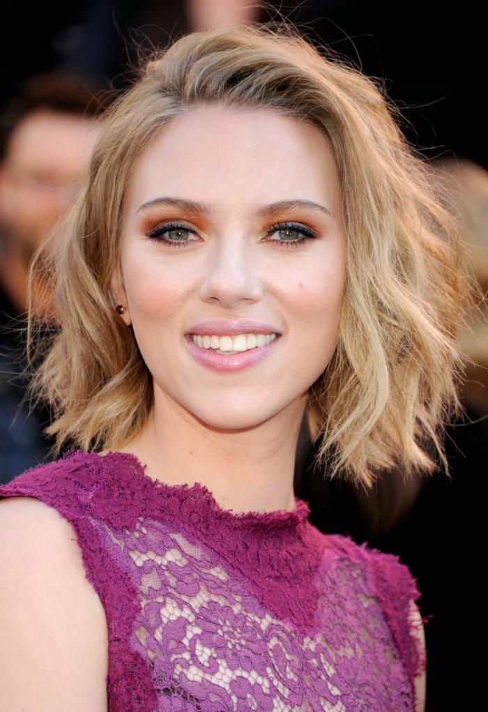 carré blond mi long, Scarlett Johansson avec carré wavy tendance pour 2018