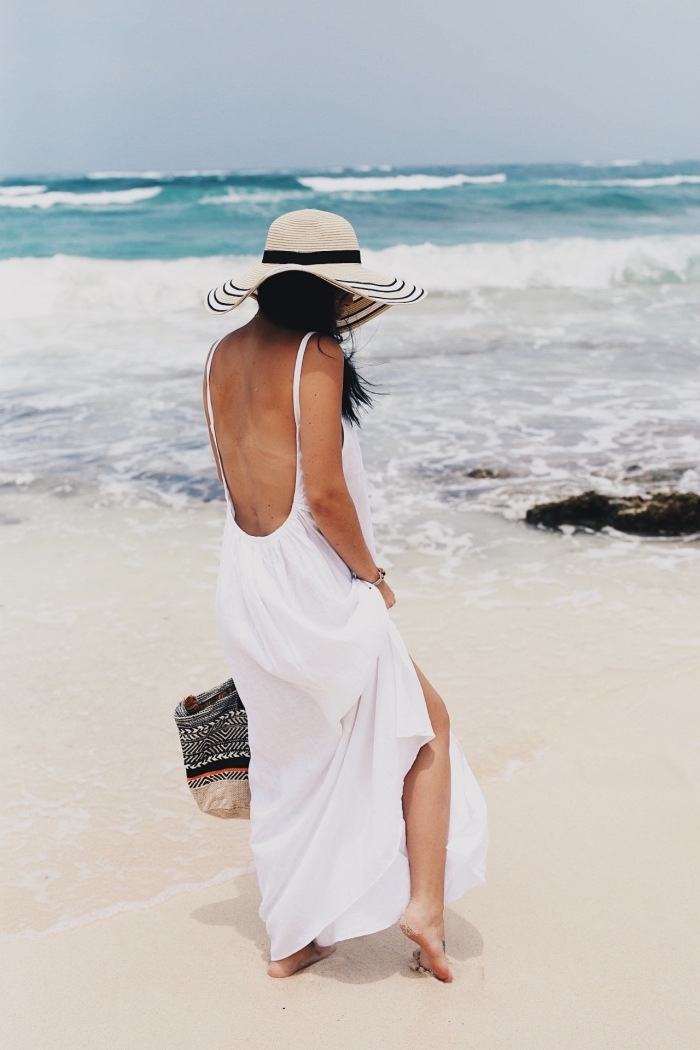 comment s'habiller pour plage avec une robe longue blanche à dos nu et bretelles, quels accessoires pour vacances de mer