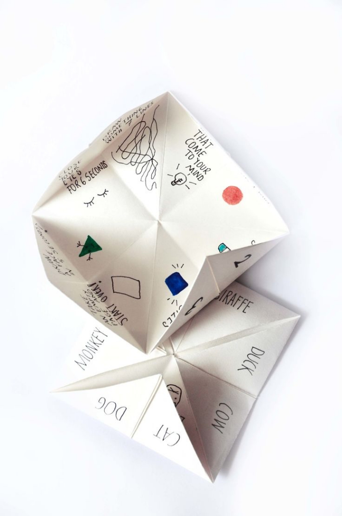 idée d'activité créative pour décorer une cocotte papier avec de petits dessins 
