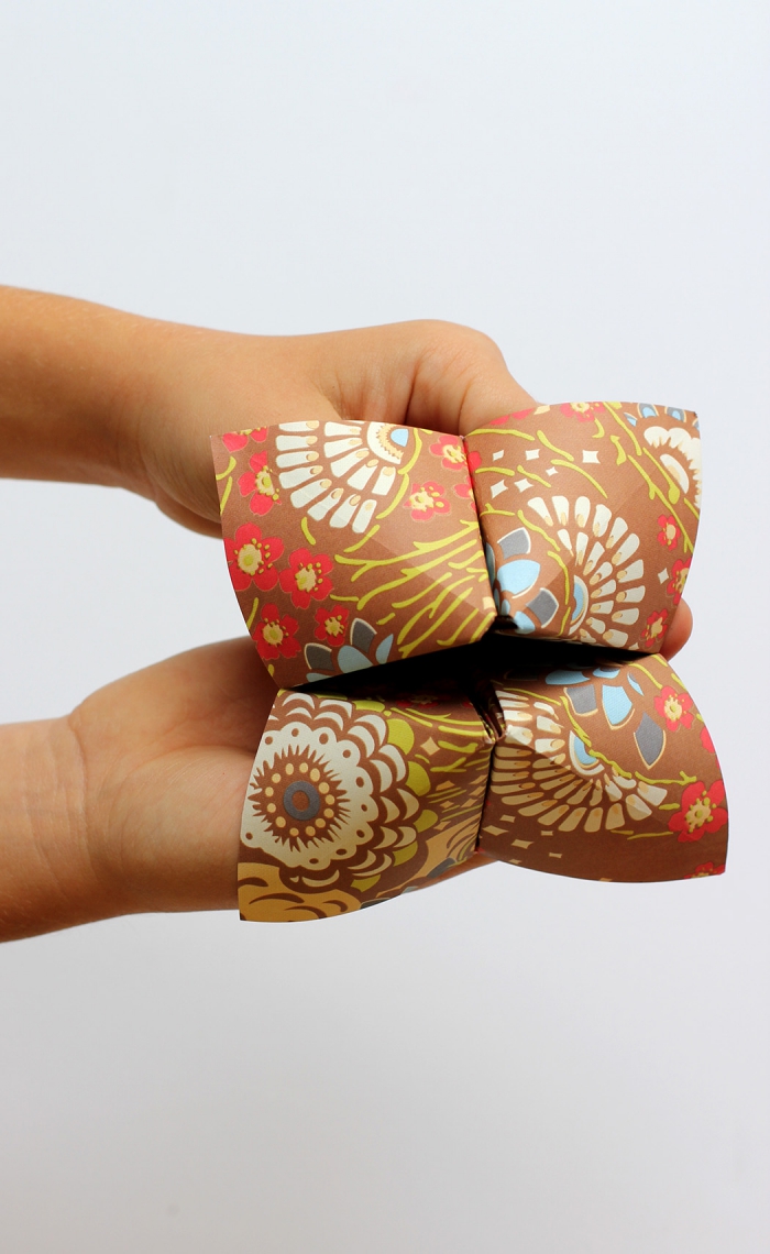 modèle de cocotte papier à motifs floraux imprimés spécial fête de la thanksgiving, un pliage origami facile pour la fête de thanksgiving