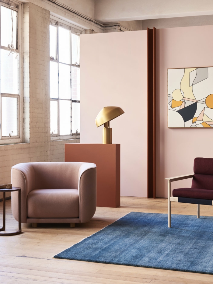 canapé rose pastel, tapis bleu, chaise en tissu et bois, amenagement salon design féminin