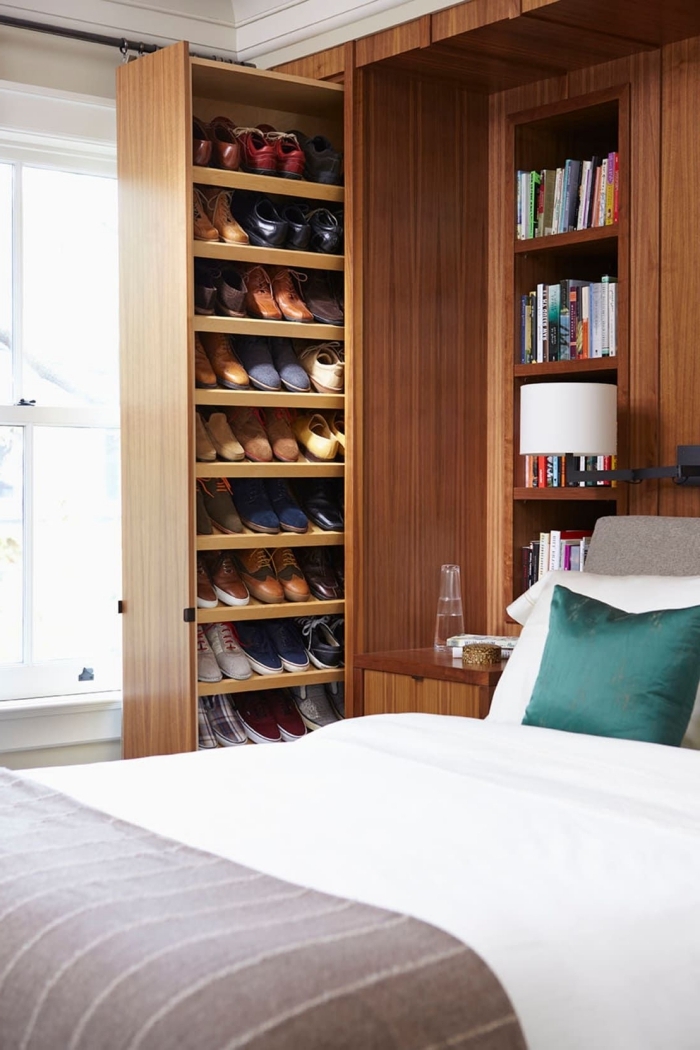 idee rangement chaussure coulissant danas la chambre à coucher qui permet de ranger ses chaussures de manière discrète