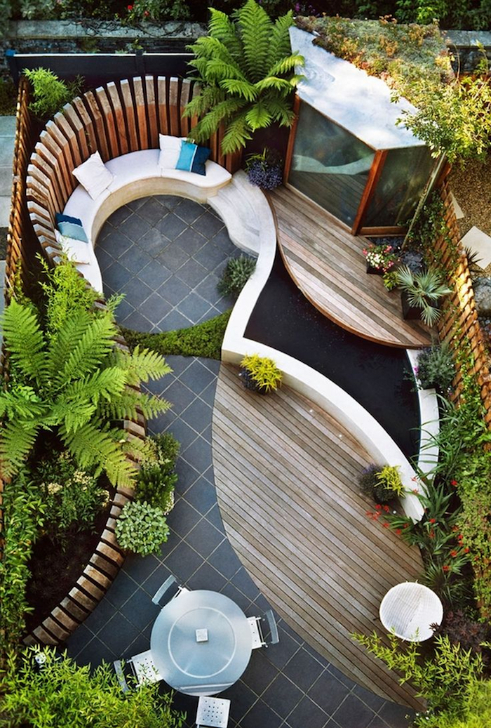 petit aménagement jardin extérieur design avec sol carrelage et parquet et bassin à carpe koi