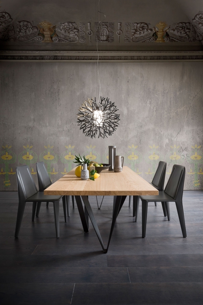 meubles de bois comme exemple quelle couleur associer au gris, déco de salle à manger stylée aux murs foncés