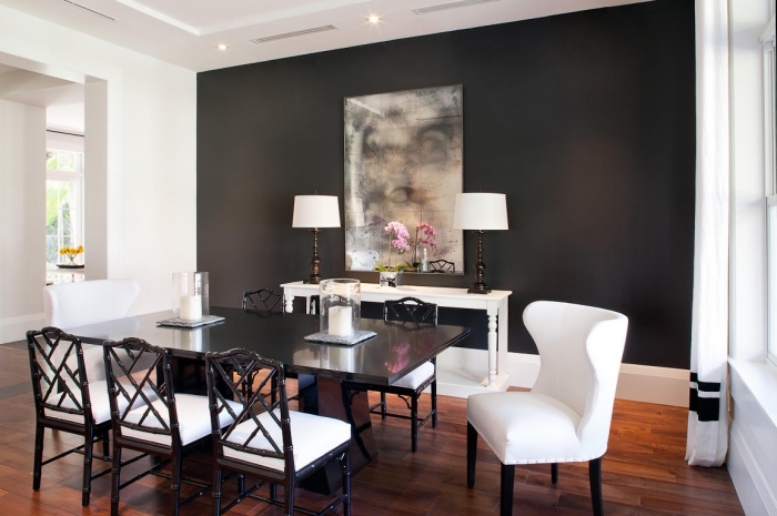 décoration de la salle à manger avec plafond blanc suspendu et pan de mur gris foncé, modèle de table à manger foncée avec chaise noir et blanc