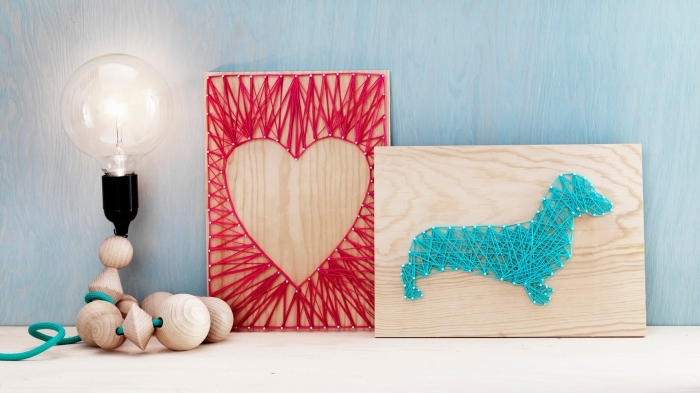 activité manuelle facile avec bois clair et fil rouge, tableau de bois avec décoration en fil rouge de forme coeur