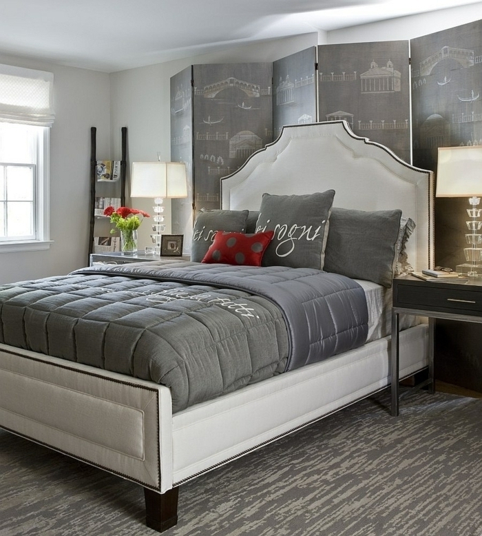 chambre à coucher grise et blanche, lit blanc, tête de lit baroque, paravent pliable, lampes de chevet élégantes