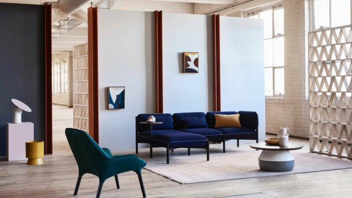 décoration intérieure salon, chaises bleus, chaise vert émeraude, sol en bois, cloison originale
