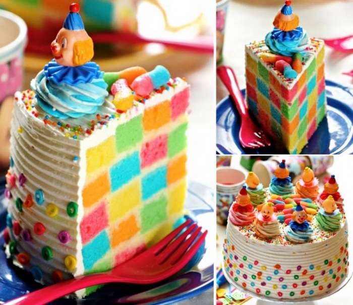 une version multicolore du gateau cake damier, décoré avec des petites figurines de clown