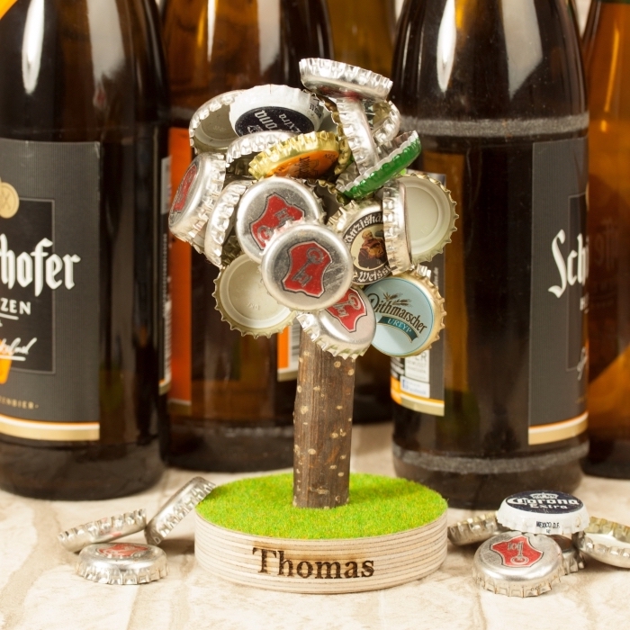 modèle de cadeau original pour un fan de bière, exemple d'arbre magnétique pour capsules de bière avec gravure