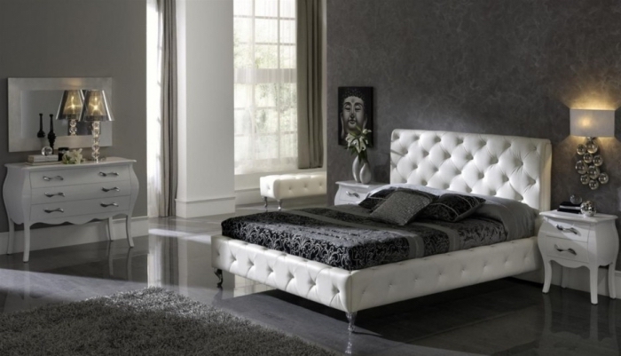 ambiance relaxante et zen dans une chambre à coucher pour femme aux murs gris et plancher laqué avec meubles blancs