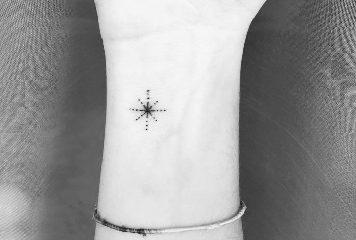 choisir un tatouage minimaliste pour homme et femme, mini feu d'artifice ou étoile à tatouer sur son poignet