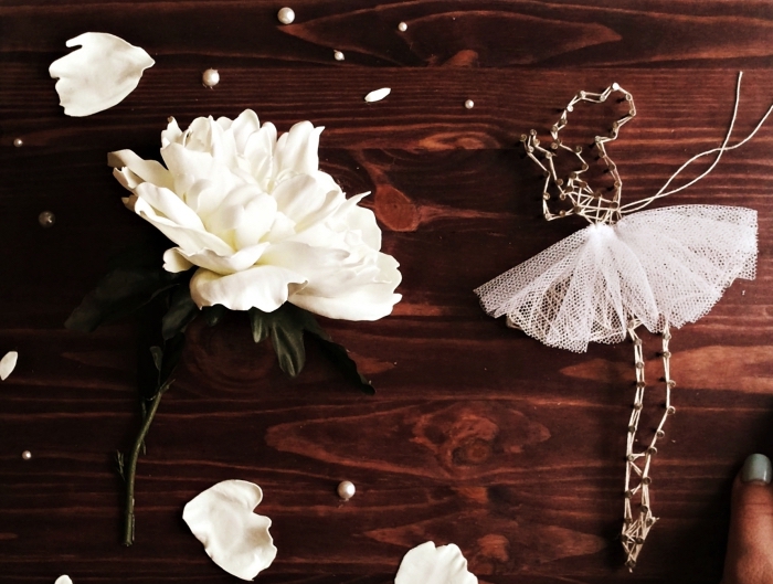 modèle de panneau en bois foncé décoré avec fleure et perles blanches, création ballerine en fil blanc et tulle