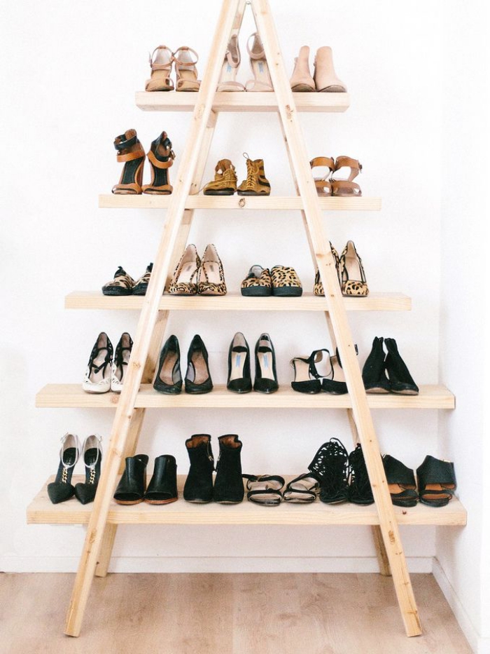 une jolie étagère à chaussure échelle à fabriquer soi-même qui s'inscrit bien dans un intérieur de style bohème chic ou scandinave
