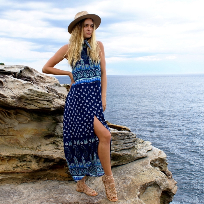 idée robe de plage femme aux couleurs marines bleu clair et foncé à design motifs aquatique, modèle de sandales beige avec lacets