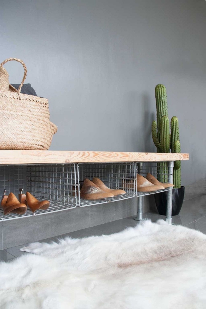 un banc a chaussure d'esprit industriel avec un siège en bois et des casiers métalliques 