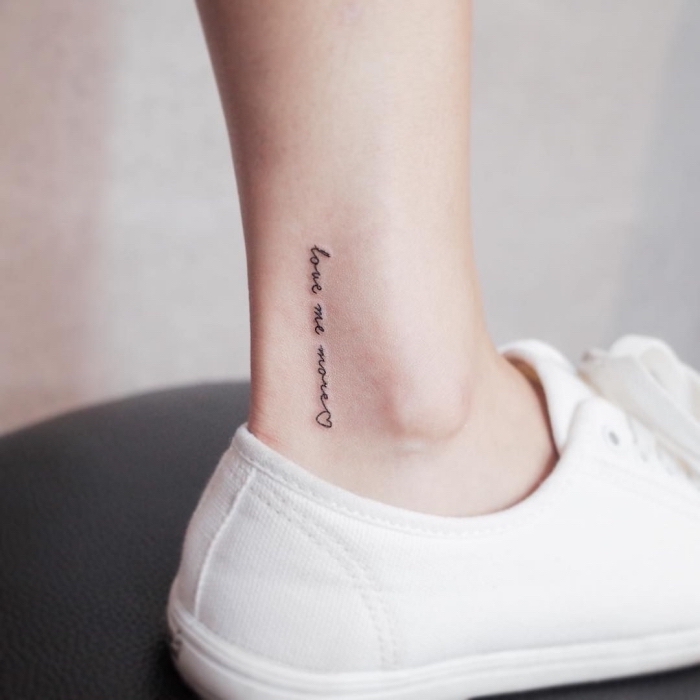 modèle de tattoo inspirant à design mot ou phrase en lettres cursives et minuscules gravé sur la cheville