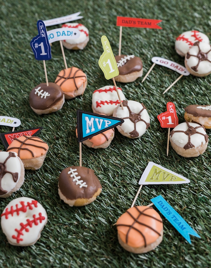 idée cadeau fête des pères à fabriquer ou plutôt à cuisiner, des beignets décor chocolat motif sport préféré, football