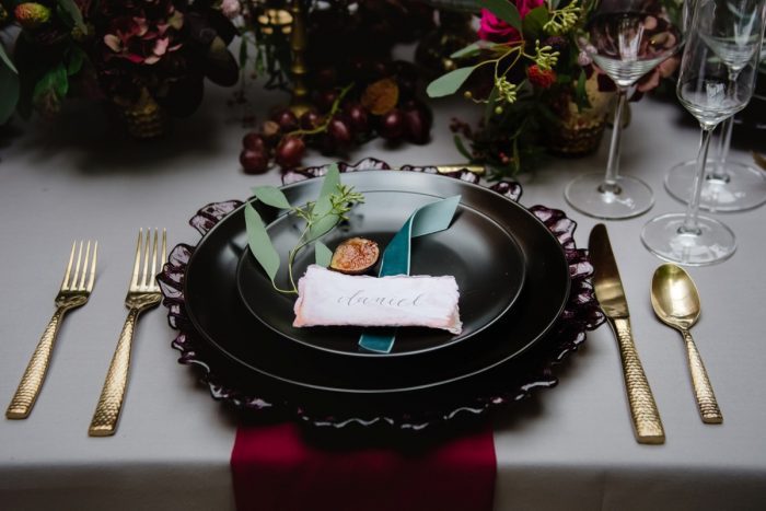 Deco table mariage champetre décoration de table mariage idée chouette déco assiette marque place belle déco en rouge et doré mariage