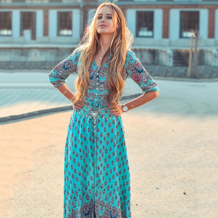 vision boho chic gypsy avec une robe longue turquoise aux motifs ethniques et ceinture gypsy en argent