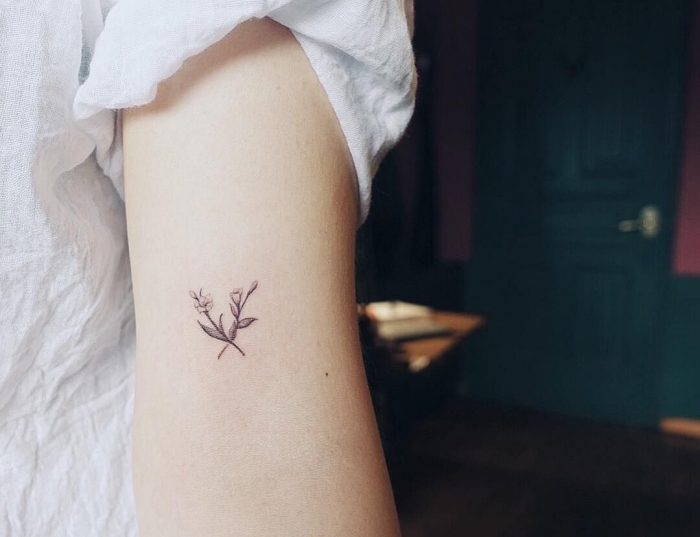 art corporel à design minimaliste avec un petit dessin de mini fleurs, idée tatouage avec petits fleurs sur la main