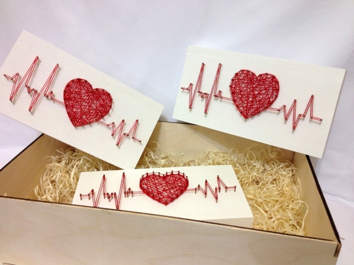 idée emballage cadeau en boîte de bois clair, modèle de boîte fait main en carton blanc et fil rouge en forme de coeur