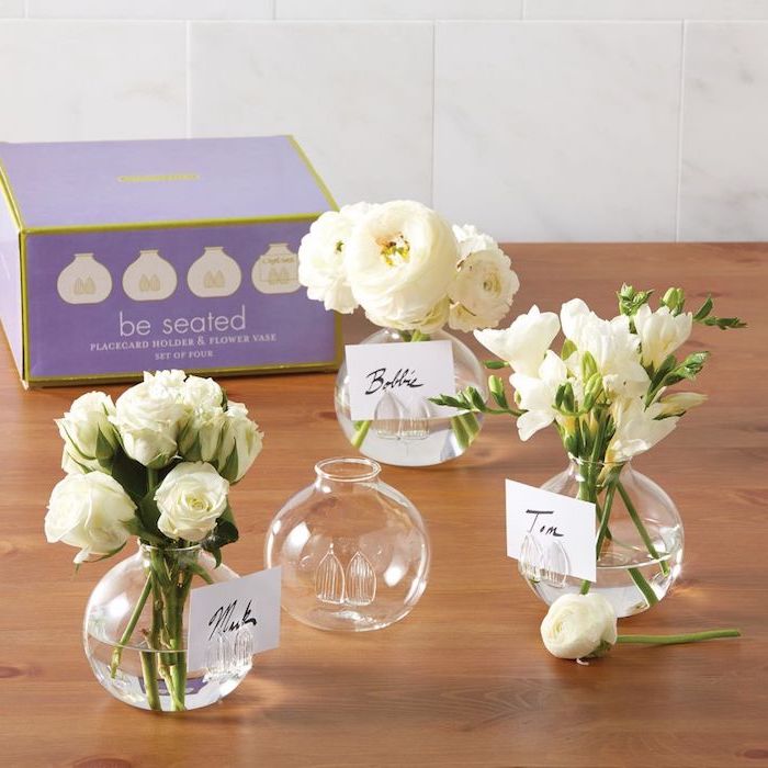 vase boule avec bouquet de fleurs blanches et étiquette blanche prénom invité, décor mariage champetre chic
