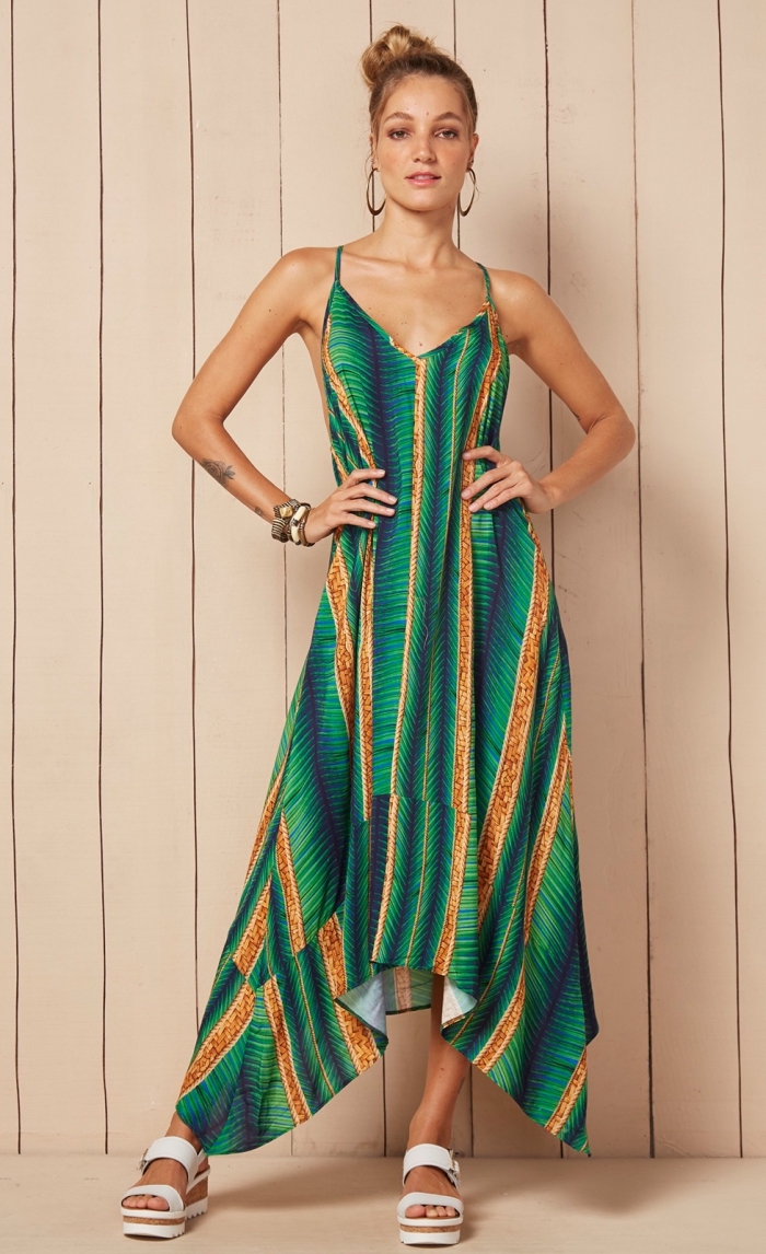 modèle de robe longue fluide pour été aux couleurs vert et orange à design tropical combinée avec sandales plateforme blanche