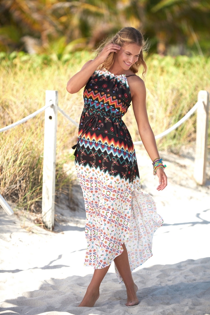vetement de plage pour femme hippie avec robe longue blanche à haut multicolore aux motifs géométriques