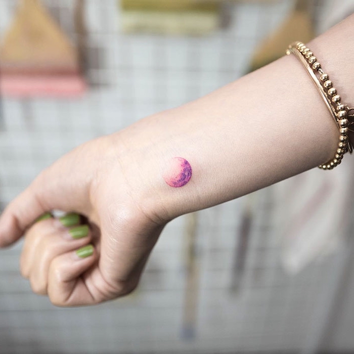 dessin en couleurs illustrant la lune comme un petit tatouage femme sur le poignet, art corporel en couleurs
